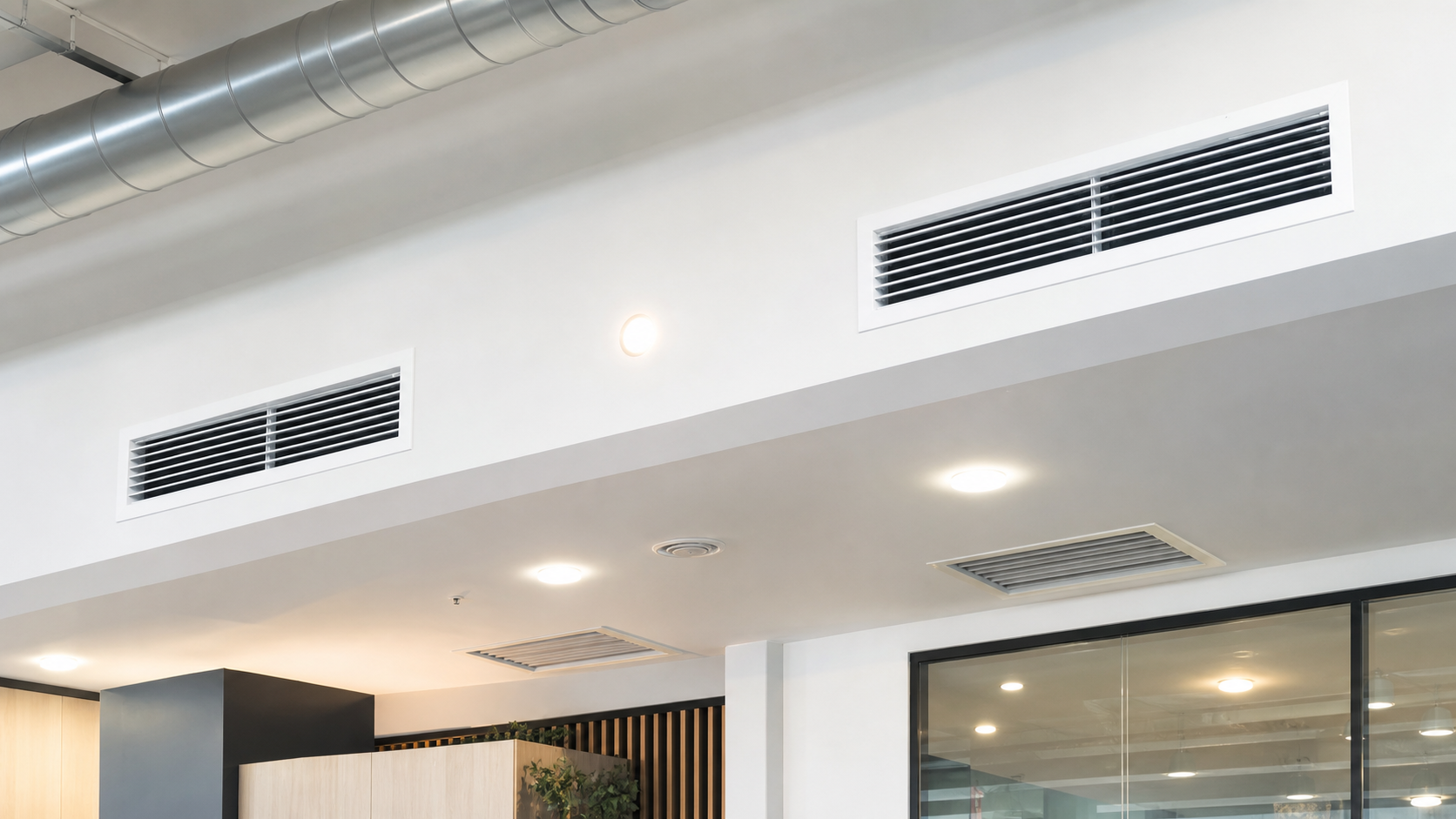 Sistema de ventilação com grelhas em espaço comercial